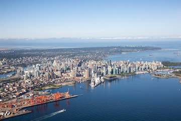 Fototapeta premium Widok z lotu ptaka na centrum miasta, port i port w Vancouver, Kolumbia Brytyjska, Kanada. Zrobione w słoneczny letni poranek.