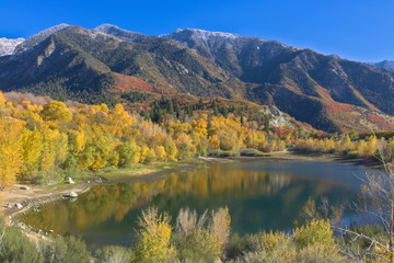Naklejka premium Autumn colors at Bells Canyon Reservoir, Wasatch Mountains, Utah