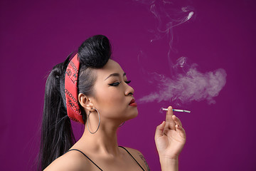 Obraz premium Vintage Woman Smoking cigarette with smoking flying in the air on red background