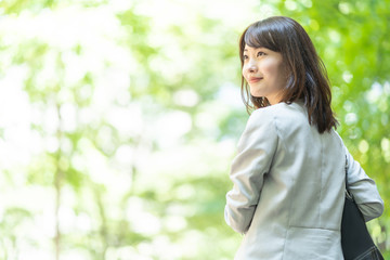 portrait of asian businesswoman walking in sidewalk