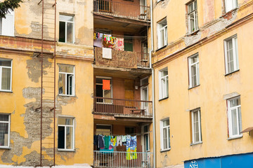 Fototapeta na wymiar The old Building in the Center of Nice. Open windows and Linen Drying in the Sun. 