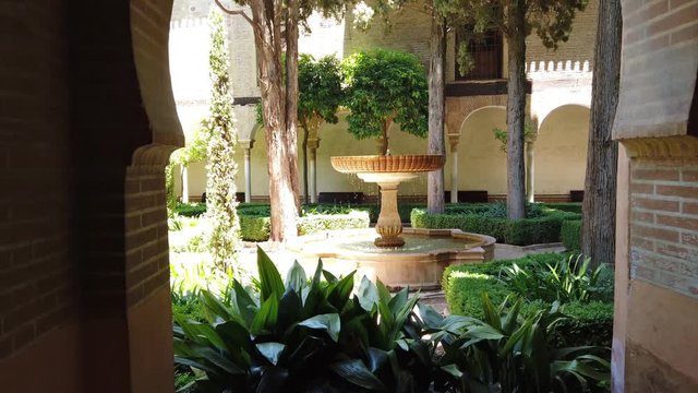 Granada Alhambra Palast und Brunnen im Garten