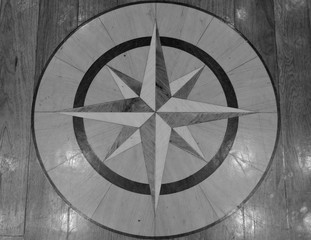 Windrose Intarsie in Holzboden Parkett auf Kreuzfahrtschiff schwarz-weiß bw