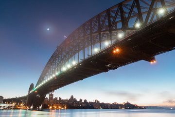 Obraz premium Dawn view of Sydney Harbour Bridge with deep blue sky.