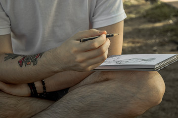 Man drawing - Illustrator - Urban sketch - Notebook   Sketchbook - Park sunny - Out site