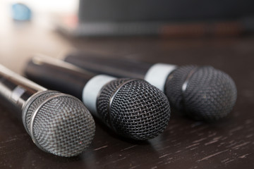 Obraz premium Selective focus of microphone on wooden table