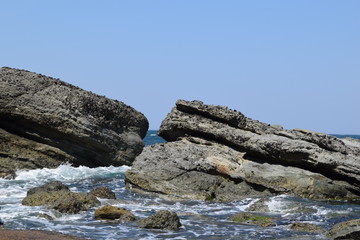 奇岩怪石の磯が続く山形県庄内海岸の岩場