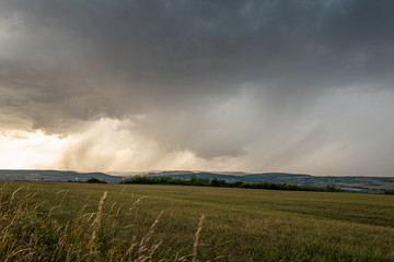 regenschleier aus einem gewitter in rheinland/pfalz am donnersberg