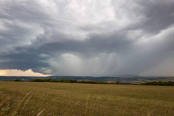 Fototapeta premium regenschleier aus einem gewitter in rheinland/pfalz am donnersberg