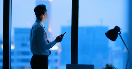 Use smartphone at night © ryanking999