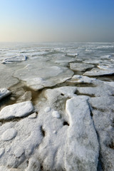 Fototapeta na wymiar ice and snow by the sea