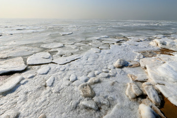 Fototapeta na wymiar ice and snow by the sea