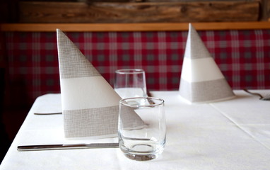 Gedeckter weißerTisch in einem rustikalen Restaurant in Südtirol