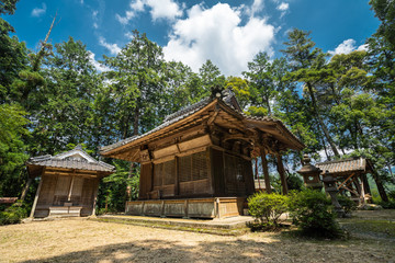 夏の田舎の景色と寺