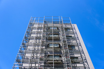 足場が組まれた大規模修繕工事のマンション