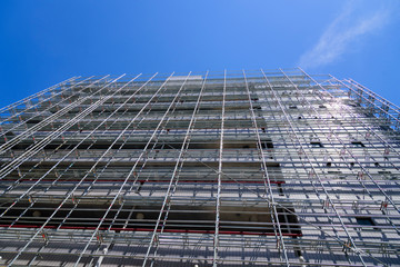 足場が組まれた大規模修繕工事のマンション