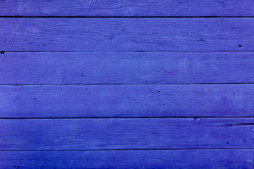 Obraz premium Beautiful wooden purple wall on the house.