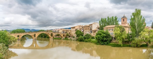 Fototapeta na wymiar Panoramic view at the old Romanesque Bridge over Arga river in Puente La Reina - Spain