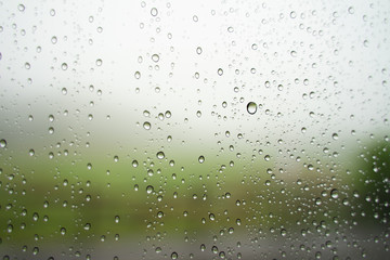 Raindrops that stick to the glass in the rain