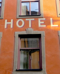 Fototapeta na wymiar Hotel Schild auf Wand