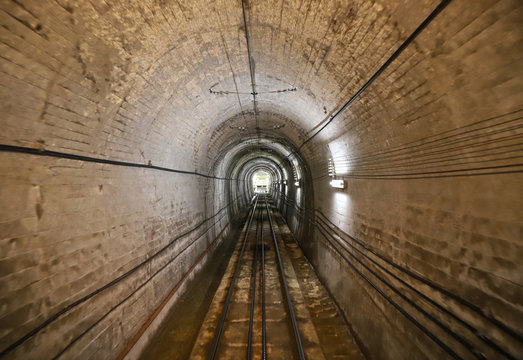 【富山県 日本の観光名所】黒部ダムのトンネル © yu_photo
