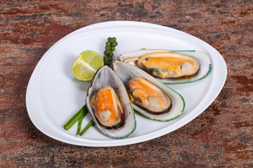 Half mussels with lime and pepper