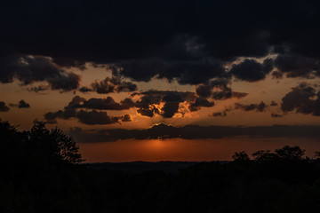 Wolkiger Sonnenuntergang