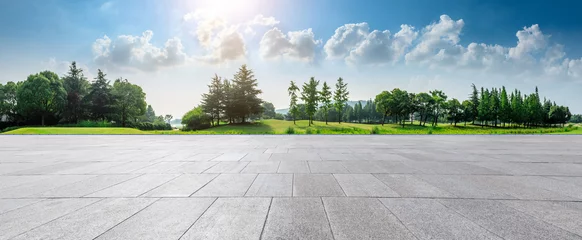 Foto op Plexiglas Lege vierkante vloer en groen bos natuurlijk landschap in stadspark © ABCDstock