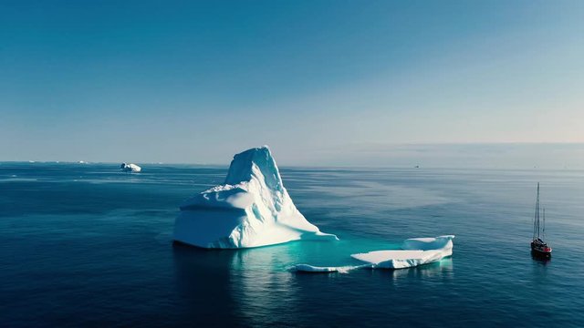 Scmelzender Eisberg in Gr&ouml;nland bei Klimawandel