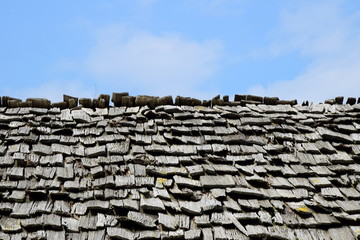Altes verwittertes Schindeldach aus Holz in den Südtiroler Bergen