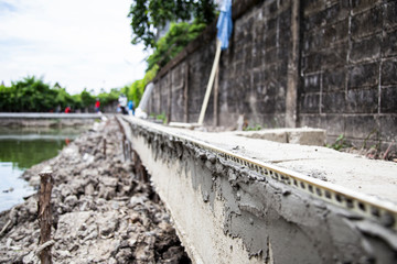 Construction of reinforcing materials for reinforced concrete walls to increase the strength of the walls in the construction area.