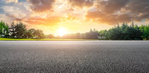 Zelfklevend Fotobehang Landweg en groen bos natuurlandschap bij zonsondergang © ABCDstock