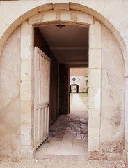 Porte intérieure de cour de château ancien 