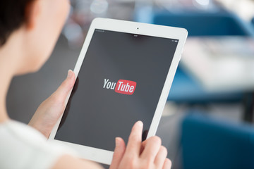 YouTube développement entreprise KIEV, UKRAINE - MAY 21, 2014: Woman holding a white Apple iPad Air with YouTube logo on a screen. YouTube is the world's most popular online video-sharing website that founded in February 14, 2005