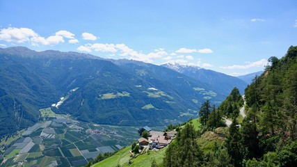 Fototapeta na wymiar Bergblick in das Tal um Meran, Süd Tirol in den Bergen