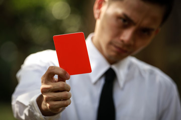 レッドカードを出す男性社員