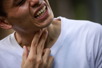 Naklejka premium のどに痛みを感じる男性