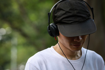 泣きながら音楽を聴く男性