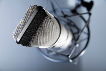 Mikrofon in modernem audio Studio in verstellbarer Halterung