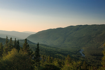 Sonnenuntergang &uuml;berm Gebirge