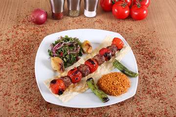 Meat and tomato kebabs with fresh peppercorns