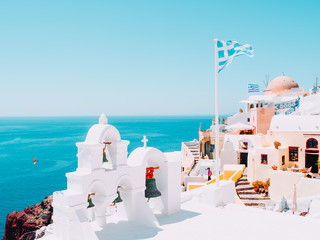 Fototapeta premium Dzwony i flaga Grecji, Oia, Santorini
