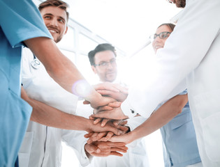 Obraz premium group of doctors with their hands folded together