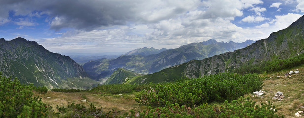 Fototapeta na wymiar Panorama na Tatry Bielskie i Wysokie ze Świstówki Roztockiej - Dolina Roztoki