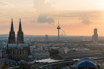 Blickauf den Kölner Dom am Abend