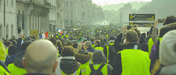 Foule de manifestants gilets jaunes.
