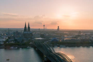 Blick auf den Kölner Dom und die Hohenzollernbrücke am Abend