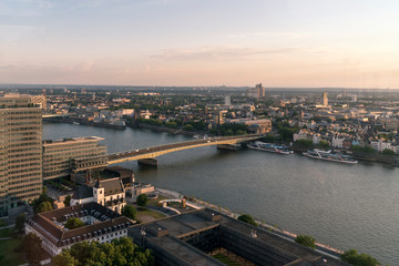 Blick auf den Rhein in Köln am frühen Abend