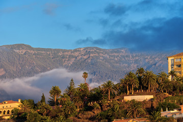 Das Orotava-Tal bei Sonnenuntergang zur blauen Stunde. Mit ind Landschaft sind der Taoropark, der Teide sowie der kleine Ort La Florida.
