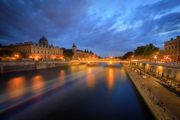 Fototapeta na wymiar La conciergerie de Paris de nuit avec le pont Notre-Dame et la Seine